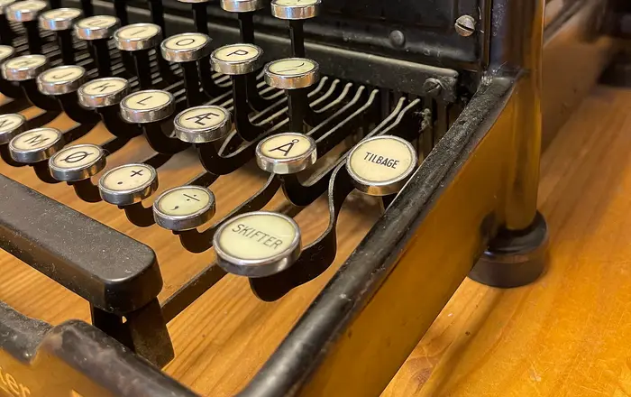 SMITH PREMIER vintage typewriter 1920 30s wide carriage dusty worn without ribbon Danish Norwegian keys Gammel skrivemas