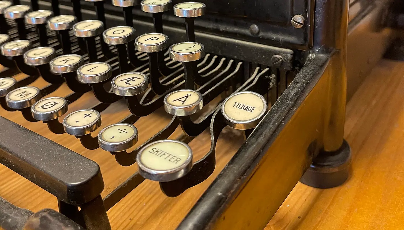 SMITH PREMIER vintage typewriter 1920 30s wide carriage dusty worn without ribbon Danish Norwegian keys Gammel skrivemas